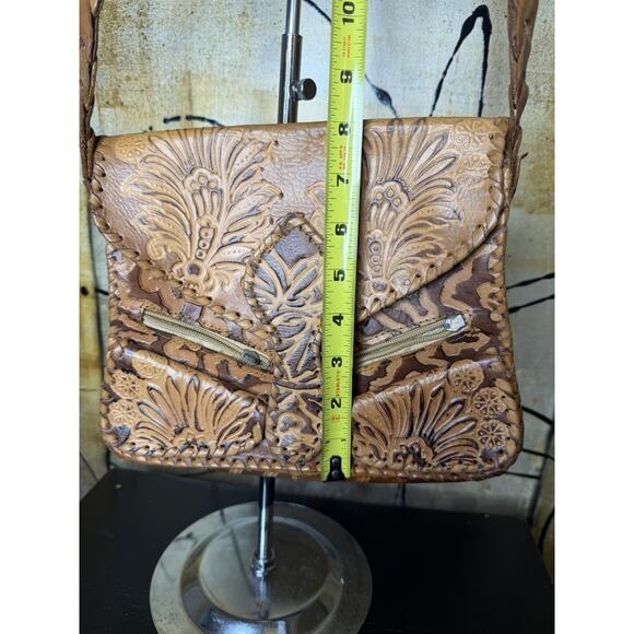 Rising sun hand-tooled leather crossbody bag with a floral pattern - Picture 10 of 12
